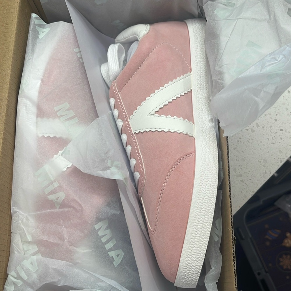 Mia sneakers